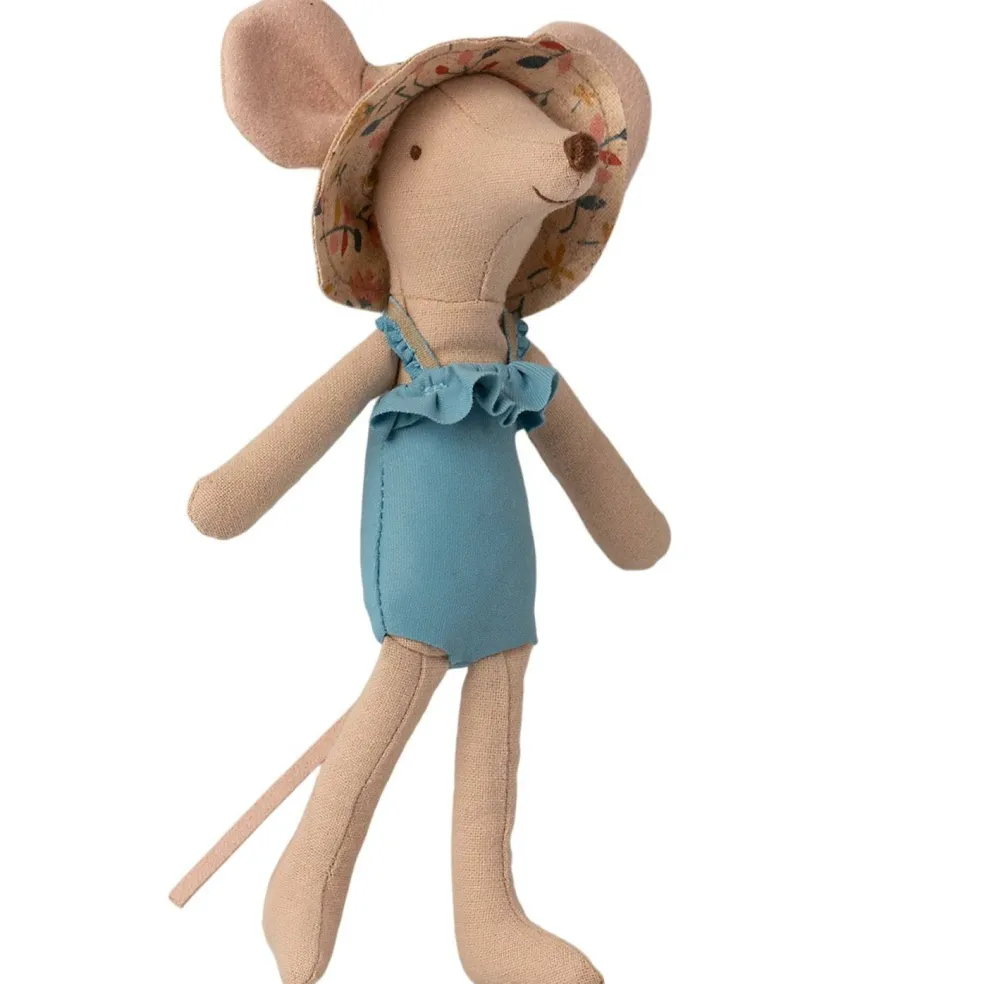 Mom Mouse in a "Cabin de Plage" Cabana